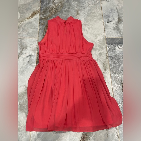 Elegant Red Sleeveless Dress - Picture 3 of 10